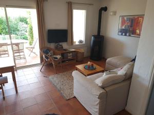 TV a/nebo společenská místnost v ubytování Villa Côté Mer, Provence style, near St Tropez
