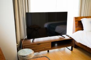 TV i/ili multimedijalni sistem u objektu Azabukumai building