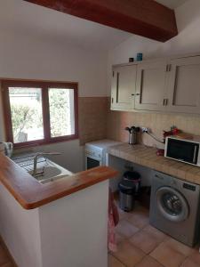 Kuchyňa alebo kuchynka v ubytovaní Petite maison entre Sanary et Bandol + 3 fotografie
