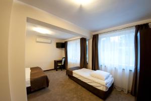 ein Hotelzimmer mit einem Bett und einem Fenster in der Unterkunft Villa Pallas in Danzig + 82 Fotos