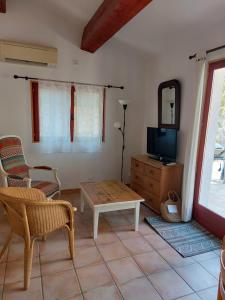 Televízia a/alebo spoločenská miestnosť v ubytovaní Petite maison entre Sanary et Bandol