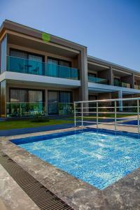 Bazén v ubytování Edem Apartments nebo v jeho okolí
