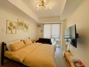 una camera con un grande letto e un soggiorno di Best Staycation - Kasara De Ulap C5 Pasig a Manila