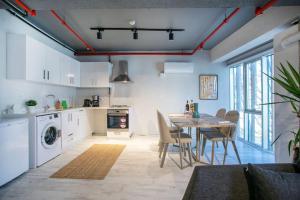 イスタンブールにあるLuxury Loft Flat 5 mins away by the Sea /Nr:2のキッチン、ダイニングルーム(テーブル、椅子付)