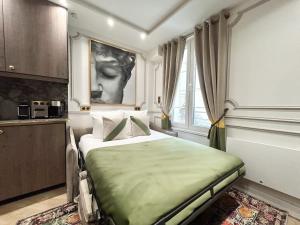 um quarto com uma cama e uma grande janela em Luxury 2 Bedroom - Notre Dame em Paris