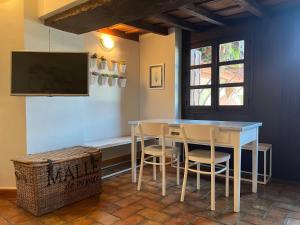 a dining room with a table and chairs and a tv at Aljara Corredera in Córdoba