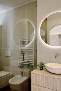 ein Badezimmer mit Waschbecken und Spiegel in der Unterkunft MONOBO Luxury Smart Loft in Milano Porta Romana in Mailand