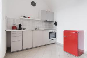 Kuchyň nebo kuchyňský kout v ubytování Attic Apartment in Smíchov by Prague Days