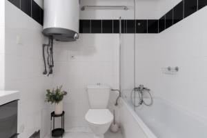 Koupelna v ubytování Attic Apartment in Smíchov by Prague Days
