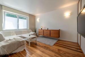 Biały salon z łóżkiem i stołem w obiekcie Luxus Apartment in bester Lage w Bremie