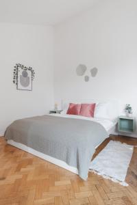Postel nebo postele na pokoji v ubytování Attic Apartment in Smíchov by Prague Days