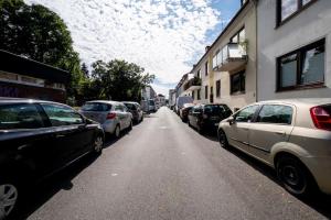 een rij geparkeerde auto's geparkeerd aan de kant van een straat bij Luxus Apartment in bester Lage in Bremen