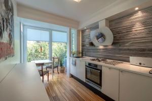 una cucina con piano cottura e piano di lavoro di Luxus Apartment in bester Lage a Brema