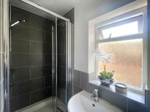 baño con ducha, lavabo y ventana en Sweet&Stylish 1 bed flat in CamdenTown en Londres