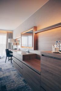 una cucina con lavandino e una scrivania con specchio di Hotel Wellness Medical Spa Unitral a Mielno