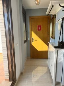 a hallway with a door in a room at Dos terrazas vistas a la montaña in Vinaròs