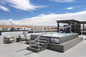 een hottub op het dak van een gebouw bij Coco Dunes condo in St. George