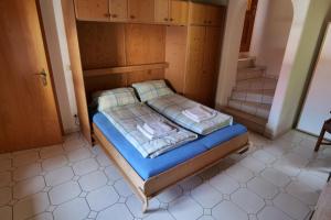 ein kleines Schlafzimmer mit einem Bett in einem Zimmer in der Unterkunft Ferienwohnung Baier in Bad Griesbach