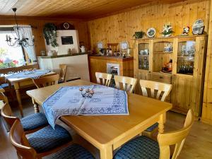 uma sala de jantar com uma mesa de madeira e cadeiras em Gästehaus Mack em Trittenheim