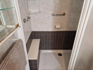 La petite salle de bains est pourvue d'une douche et d'un lavabo. dans l'établissement V&M Canet, à Canet d'En Berenguer