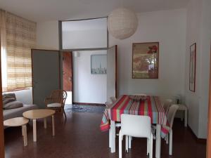 ein Esszimmer mit einem Tisch und Stühlen in der Unterkunft Villa Lilly in Grado