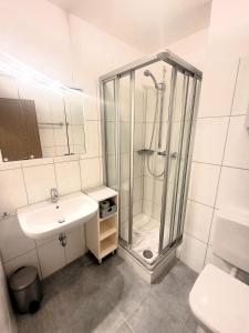 y baño con ducha y lavamanos. en Winterberg Appartement 21115, en Winterberg