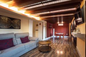 a living room with a couch and a table at HERMOSA 7 in Granada