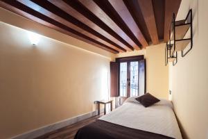 a bedroom with a bed and a window at HERMOSA 7 in Granada