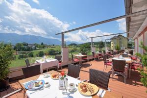 Ein allgemeiner Bergblick oder ein Berglick von des Hotels aus