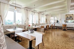 Ein Restaurant oder anderes Speiselokal in der Unterkunft Hotel-Pension Melcher 
