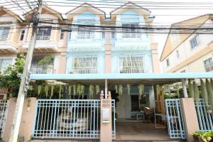 a house with a gate in front of it at Snara CK in Ban Lat Tanot