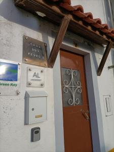 Casa dos Pedro´s في Vila Nova: مبنى فيه باب ومتر للدفع وصندوق بريد