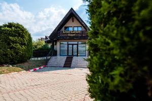 Un edificio con un cartel en el frente. en Green Garden Resort, en Odobeşti