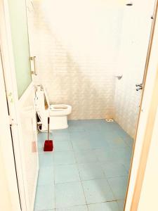 a bathroom with a toilet in a stall at Mbuyu Uvi Apartment in Paje