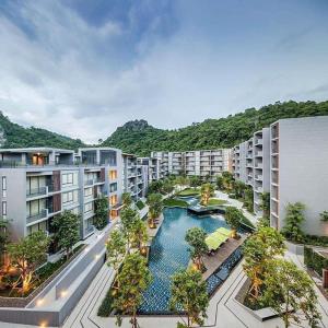 una vista aérea de un complejo de apartamentos con piscina en Deluna 23degree by The valley khao yai en Pak Chong