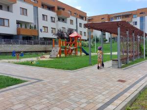 ジェシュフにあるApartament Black&Whiteの遊園地を歩く少女