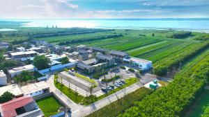 une vue aérienne sur une ville avec un grand bâtiment dans l'établissement Yuncheng Yunxi Furusato-Banma Resort, à Yuncheng
