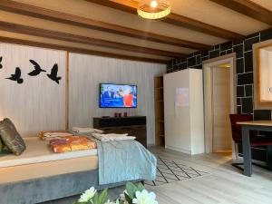 ein Schlafzimmer mit einem Bett mit Vögeln an der Wand in der Unterkunft Moselina Gästezimmer in Sankt Aldegund