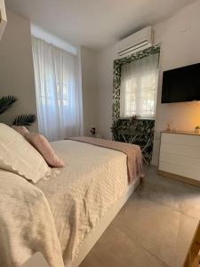 a bedroom with a bed and a flat screen tv at Casa Luna IV tu oasis en Madrid in Madrid