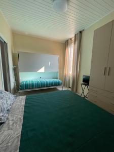 ミラノにあるDe Sùra - La Terrazza sul Naviglioのベッドルーム1室(大きな緑色のベッド1台付)