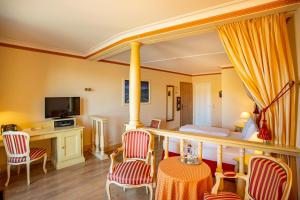 聖戈阿爾的住宿－Hotel Schloss Rheinfels，客房设有一张床、一张桌子和椅子。