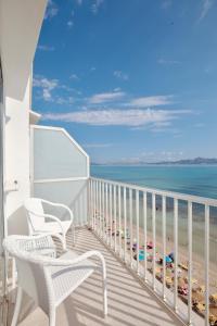 a balcony with two chairs and a view of the beach at JS Ca'n Picafort in Can Picafort