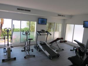 een fitnessruimte met diverse loopbanden en hometrainers bij BG Nautico Ebeso in Ibiza-stad