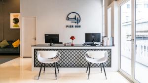 曼谷PIER 808 Hostel的一张桌子和两张白色椅子