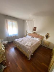 Eagle's Nest Venice Guest House tesisinde bir odada yatak veya yataklar