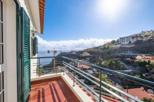 einen Balkon mit Meerblick in der Unterkunft Casa Vista Mar by GALMI in Calheta