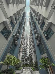 uitzicht op een hoog gebouw van binnenuit bij Studio Unit Viceroy Residences McKinley Hill BGC in Manilla