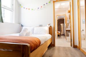 Postel nebo postele na pokoji v ubytování The Nest Boutique Hostel