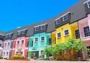 Une rangée de maisons colorées dans une rue dans l'établissement ณ บ้านแม่ รีสอร์ท, à Ban Rai