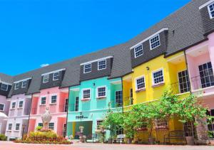 a row of colorful houses in a street at ณ บ้านแม่ รีสอร์ท in Ban Rai